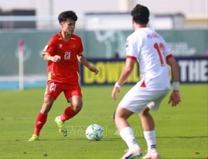 Minh Phúc số 21 U23 Việt Nam thi đấu rất nỗ lực. Ảnh: Nguồn AFC/TTXVN phát