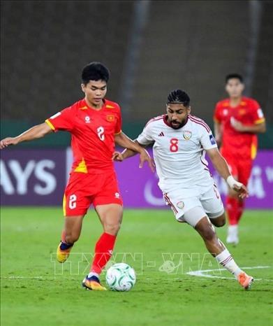 Lê Phát nỗ lực đi bóng qua cầu thủ U23 UAE. Ảnh: Nguồn AFC/TTXVN phát

