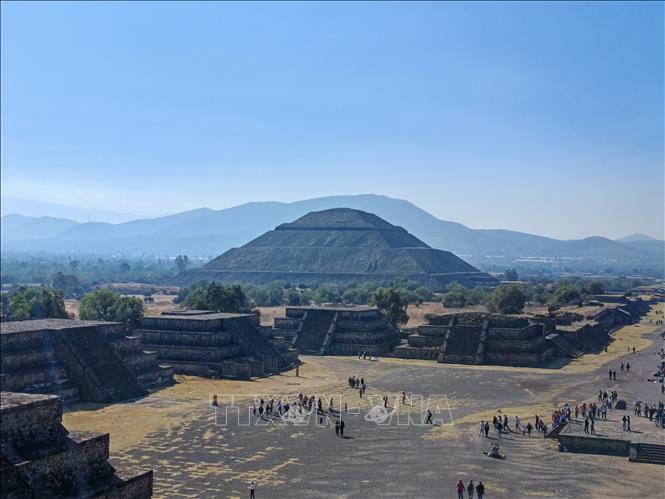 Kim tự tháp Mặt Trời nổi bật nhất trong quần thể Teotihuacán, cao khoảng 65 mét và được xây dựng bằng đá núi lửa và đất nện vào thế kỷ II sau Công nguyên. Ảnh: Phương Lan- PVTTXVN tại Mexico 