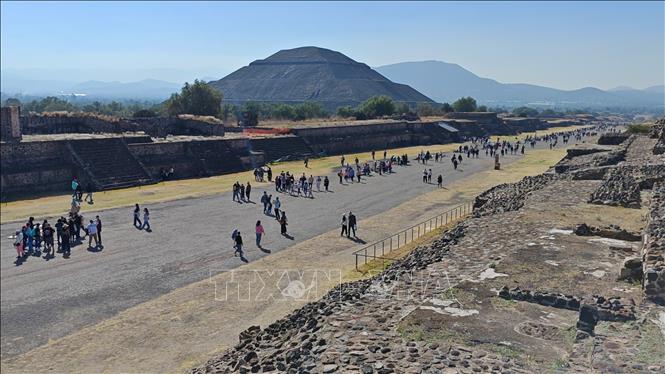 Đại lộ Tử thần kéo dài hơn 2 km, nối liền các công trình quan trọng nhất trong quần thể di tích. Đây từng là nơi diễn ra các nghi lễ tôn giáo và hoạt động cộng đồng quan trọng. Ảnh: Phương Lan- PVTTXVN tại Mexico