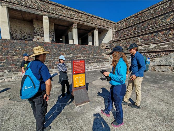 Du khách đọc bảng giới thiệu các công trình trong quần thể khu di tích kim tự tháp Teotihuacán. Ảnh: Phương Lan- PVTTXVN tại Mexico