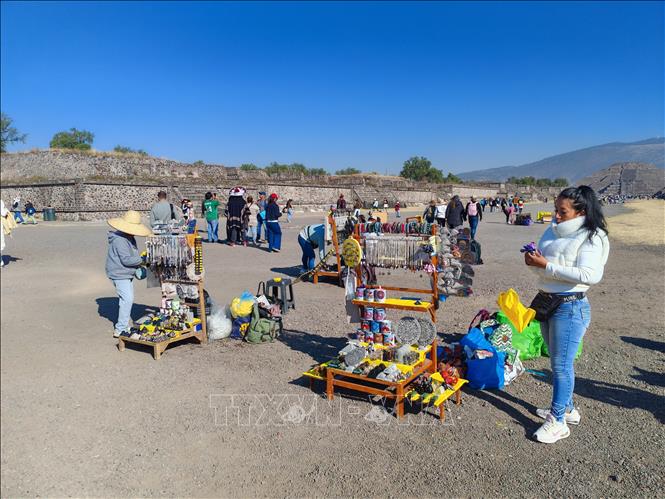 Những người bán đồ lưu niệm trong quần thể khu di tích kim tự tháp Teotihuacán. Ảnh: Phương Lan- PVTTXVN tại Mexico
