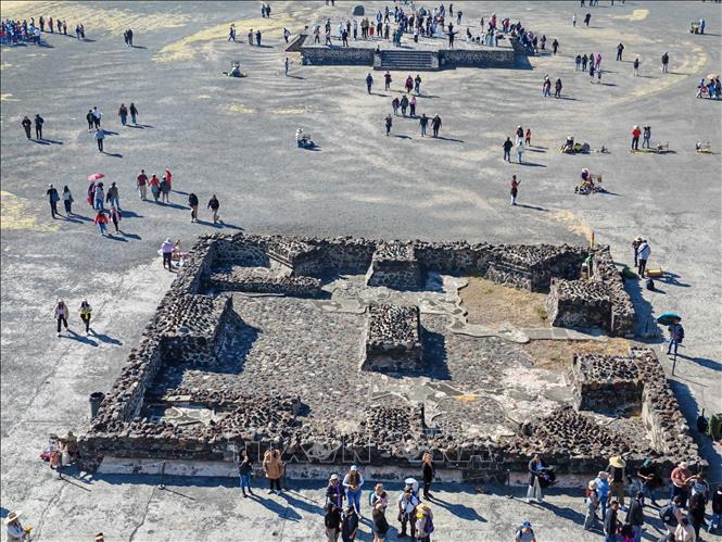 Khu vực đài tế lễ trước Kim tự tháp Mặt Trăng tại khu khảo cổ Teotihuacan, bang Estado de Mexico. Ảnh: Phương Lan- PVTTXVN tại Mexico 