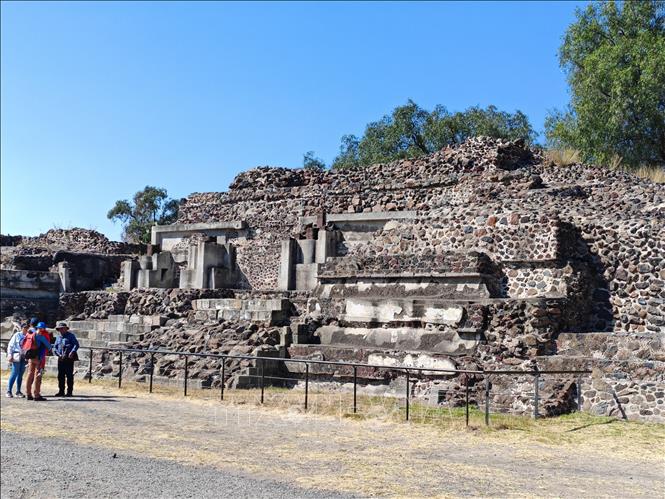 Các tàn tích còn sót lại của các công trình được xây dựng hai bên Đại lộ Tử thần trong quần thể di tích Teotihuacan, bang Estado de Mexico. Ảnh: Phương Lan- PVTTXVN tại Mexico 