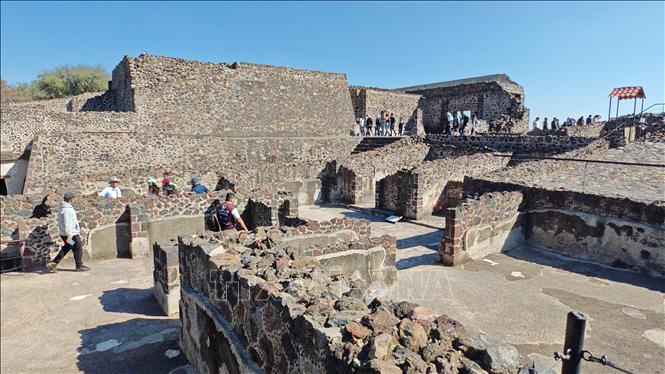 Du khách tham quan khu phức hợp La Ciudadela (Thành nội) thuộc quần thể di tích Teotihuacan, bang Estado de Mexico. Ảnh: Phương Lan- PVTTXVN tại Mexico 