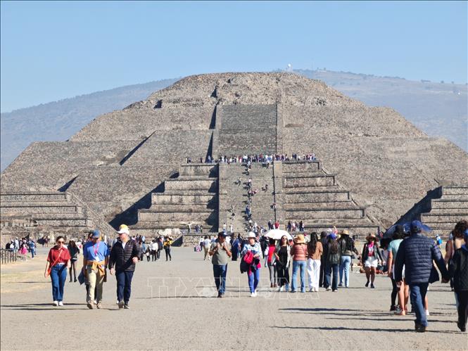 Kim tự tháp Mặt Trăng là công trình quan trọng thứ hai trong quần thể di tích Teotihuacan. Ảnh: Phương Lan- PVTTXVN tại Mexico