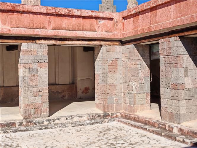 Các cột đá được chạm khắc tại Cung điện Quetzalpapálotl trong quần thể di tích Teotihuacan. Ảnh: Phương Lan- PVTTXVN tại Mexico