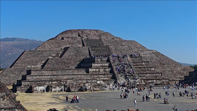 Dù quy mô nhỏ hơn Kim tự tháp Mặt Trời, song Kim tự tháp Mặt Trăng lại có vị trí và cấu trúc mang ý nghĩa đặc biệt, gắn liền với các nghi lễ hiến tế, cầu nguyện cho mưa thuận gió hòa và mùa màng tốt tươi. Ảnh: Phương Lan- PVTTXVN tại Mexico