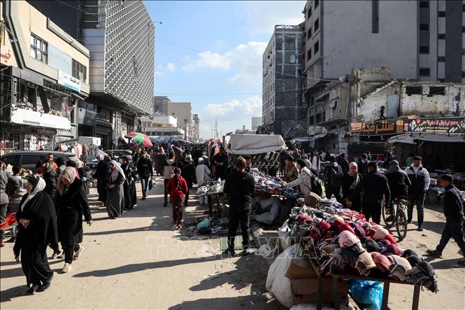 Người dân tại một khu chợ ở Gaza, ngày 15/1/2026. Ảnh: THX/TTXVN