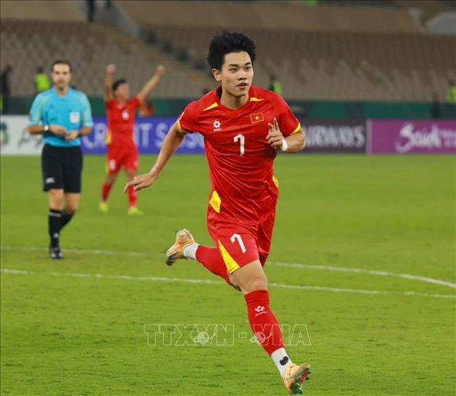 Dinh Bac (7) scores the second goal for Vietnam. VNA/Photo by courtesy