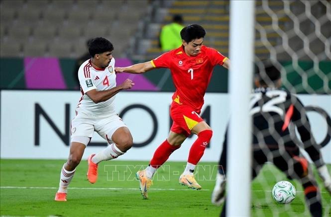 Dinh Bac (7) fights for the ball with UAE rivals. VNA/Photo by courtesy
