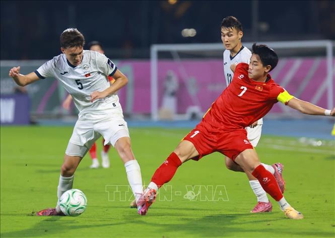 Dinh Bac (7) in a fight for the ball with UAE rivals. VNA/Photo by courtesy