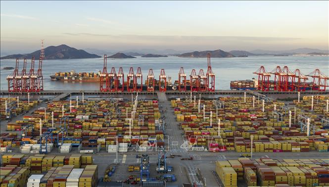 Quang cảnh cảng hàng hóa ở tỉnh Chiết Giang, Trung Quốc. Ảnh: THX/TTXVN