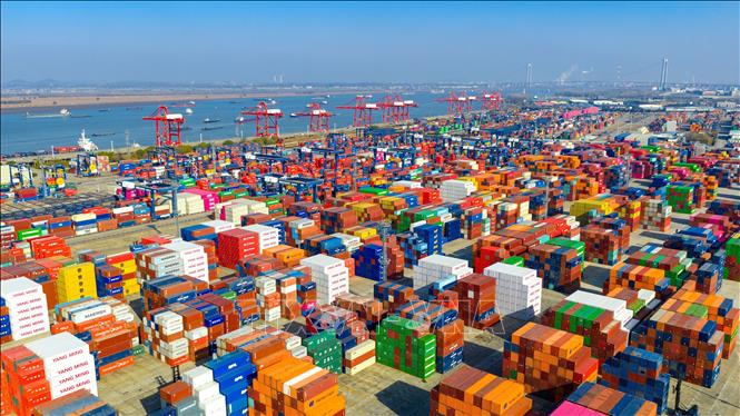 Quang cảnh cảng hàng hóa ở tỉnh Giang Tô, Trung Quốc. Ảnh: THX/TTXVN