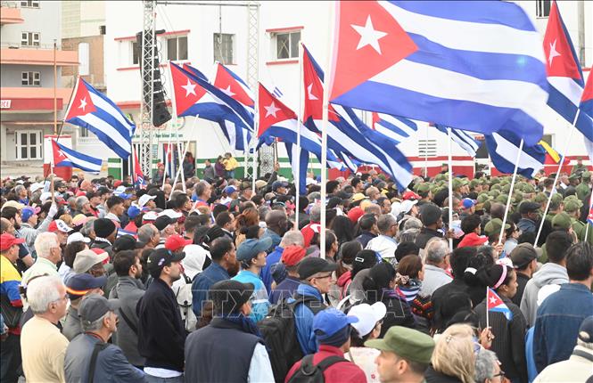 Người dân Cuba tuần hành tưởng nhớ những chiến sỹ hy sinh vì nhiệm vụ quốc tế. Ảnh: Việt Hùng-P/v TTXVN tại Cuba