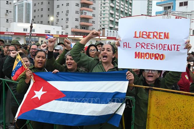 Người dân Cuba với biểu ngữ yêu cầu trả tự do cho Tổng thống Venezuela Nicolas Maduro . Ảnh: Việt Hùng-P/v TTXVN tại Cuba