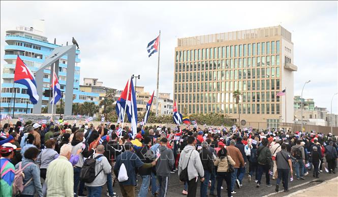 Dòng người tuần hành qua Đại sứ quán Mỹ ở thủ đô La Habana. Ảnh: Việt Hùng-P/v TTXVN tại Cuba