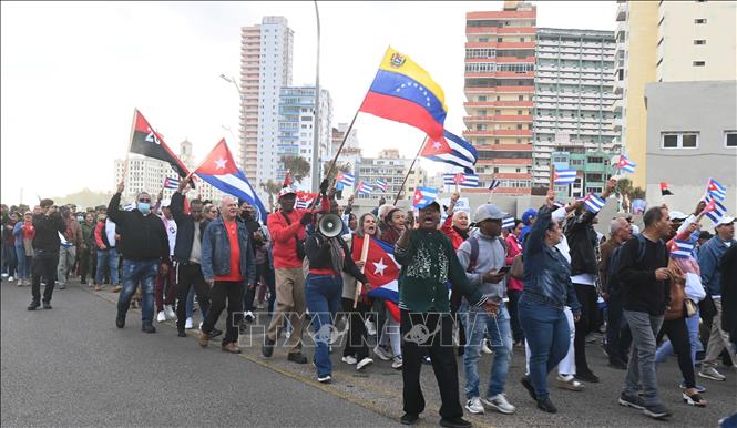 Người dân Cuba tuần hành tưởng nhớ những chiến sỹ hy sinh vì nhiệm vụ quốc tế. Ảnh: Việt Hùng-P/v TTXVN tại Cuba