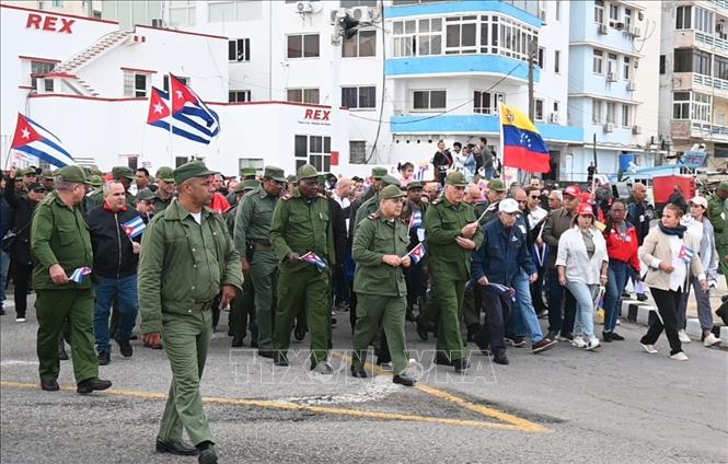 Các lãnh đạo Cuba tham gia tuần hành. Ảnh: Việt Hùng-P/v TTXVN tại Cuba