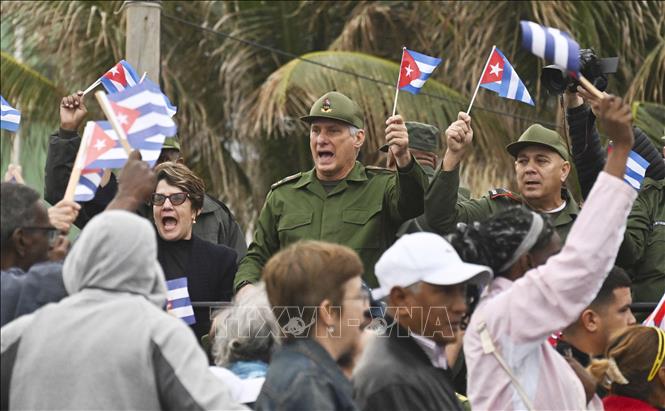 Chủ tịch Cuba Miguel Diaz-Canel (giữa) tuần hành tưởng nhớ những chiến sỹ hy sinh vì nhiệm vụ quốc tế. Ảnh: Việt Hùng-P/v TTXVN tại Cuba