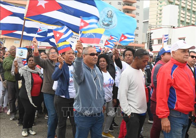 Người dân Cuba tuần hành tưởng nhớ những chiến sỹ hy sinh vì nhiệm vụ quốc tế. Ảnh: Việt Hùng-P/v TTXVN tại Cuba