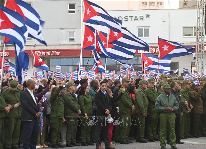 Người dân Cuba tuần hành tưởng nhớ những chiến sỹ hy sinh vì nhiệm vụ quốc tế. Ảnh: Việt Hùng-P/v TTXVN tại Cuba