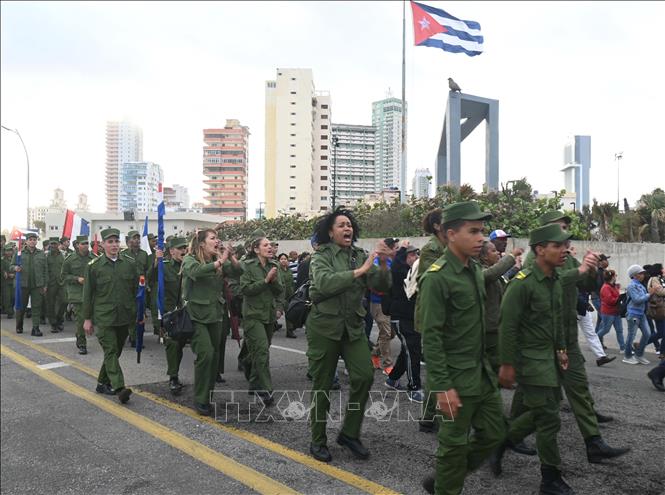 Người dân Cuba tuần hành tưởng nhớ những chiến sỹ hy sinh vì nhiệm vụ quốc tế. Ảnh: Việt Hùng-P/v TTXVN tại Cuba