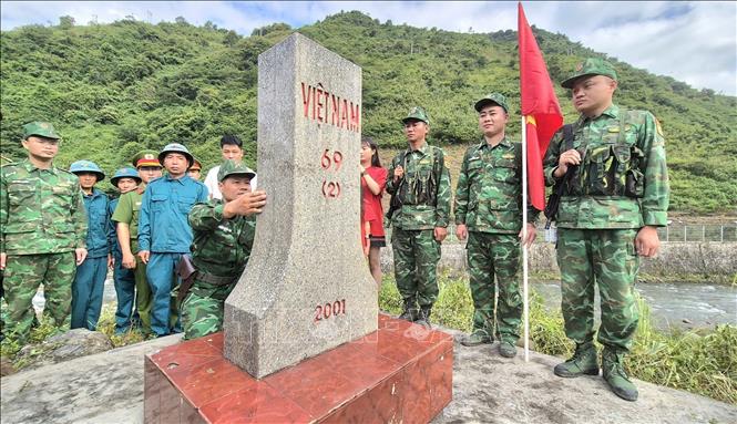 Là tỉnh biên giới với hơn 265 km đường biên tiếp giáp Trung Quốc, Lai Châu luôn xác định giữ vững chủ quyền, an ninh biên giới là trách nhiệm chung của cả hệ thống chính trị và mỗi người dân. Ảnh: TTXVN phát