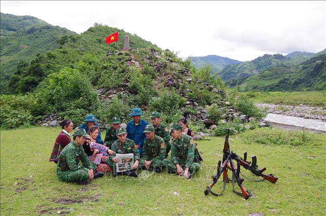 Là tỉnh biên giới với hơn 265 km đường biên tiếp giáp Trung Quốc, Lai Châu luôn xác định giữ vững chủ quyền, an ninh biên giới là trách nhiệm chung của cả hệ thống chính trị và mỗi người dân. Ảnh: TTXVN phát