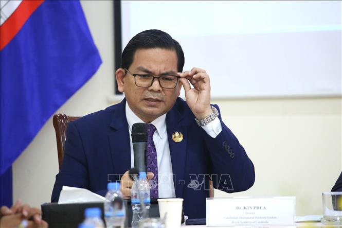 Tiến sĩ Kin Phea, Viện trưởng Viện Quan hệ Quốc tế Campuchia, Viện Hàn lâm Hoàng gia Campuchia (RAC), chuyên gia phân tích chính trị hàng đầu tại Phnom Penh. Ảnh: Huỳnh Thảo - PV TTXVN tại Campuchia
