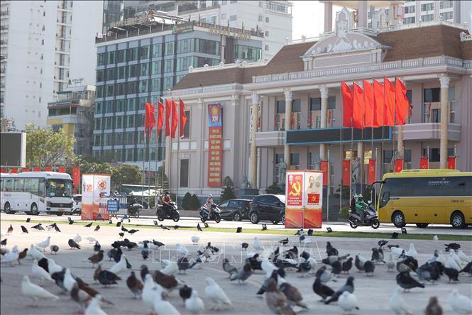 Quảng trường 2 tháng 4, đường Trần Phú (phường Nha Trang) rực đỏ màu cờ và các panô tuyên truyền về Đại hội Đảng. Ảnh Đặng Tuấn -TTXVN 