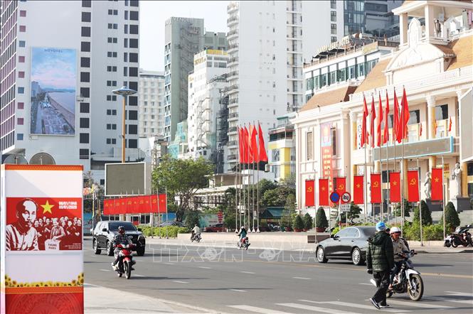 Đường Trần Phú (phường Nha Trang) rực đỏ màu cờ và các panô tuyên truyền về Đại hội Đảng. Ảnh Đặng Tuấn -TTXVN 
