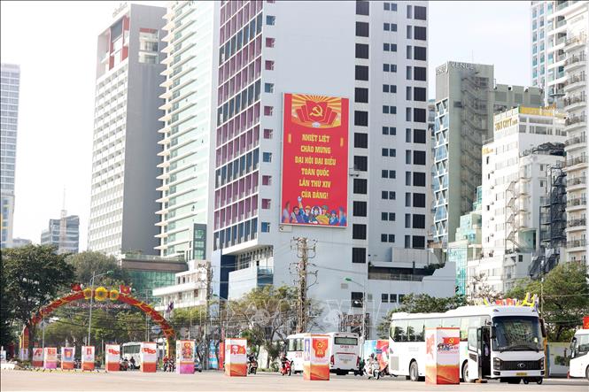 Màn hình kích thước lớn trên một khách sạn chiếu nội dung tuyên truyền về Đại hội Đảng. Ảnh Đặng Tuấn -TTXVN 