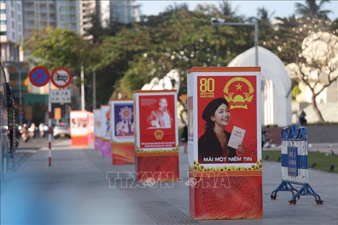 Tranh cổ động tuyên truyền về Đại hội đại biểu toàn quốc lần thứ XIV của Đảng được trưng bày ở khu vực Quảng trường 2 tháng 4 (phường Nha Trang). Ảnh Đặng Tuấn -TTXVN 