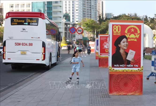 Tranh cổ động tuyên truyền về Đại hội đại biểu toàn quốc lần thứ XIV của Đảng được trưng bày ở khu vực Quảng trường 2 tháng 4 (phường Nha Trang).Ảnh Đặng Tuấn -TTXVN 