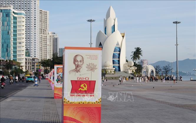 Panô tuyên truyền về Đại hội đại biểu toàn quốc lần thứ XIV của Đảng được trưng bày ở khu vực Quảng trường 2 tháng 4 (phường Nha Trang, Khánh Hòa). Ảnh: Nguyễn Thành – TTXVN