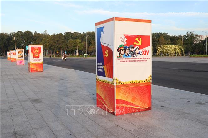 Tranh cổ động tuyên truyền chào mừng Đại hội đại biểu toàn quốc lần thứ XIV của Đảng được trưng bày tại khu vực Quảng trường 16 tháng 4 (phường Phan Rang, tỉnh Khánh Hòa). Ảnh: Nguyễn Thành – TTXVN