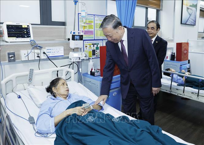 Tổng Bí thư Tô Lâm thăm hỏi và tặng quà cho các bệnh nhân đang điều trị tại Bệnh viện Đại học Y Hà Nội. Ảnh: Thống Nhất – TTXVN