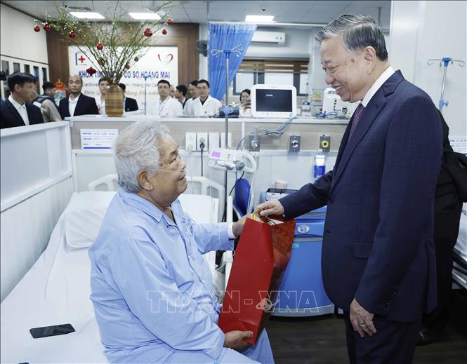 Tổng Bí thư Tô Lâm thăm hỏi và tặng quà cho các bệnh nhân đang điều trị tại Bệnh viện Đại học Y Hà Nội. Ảnh: Thống Nhất – TTXVN