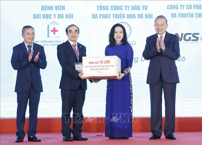 Tổng Bí thư Tô Lâm tặng quà cho Bệnh viện Đại học Y Hà Nội. Ảnh: Thống Nhất - TTXVN