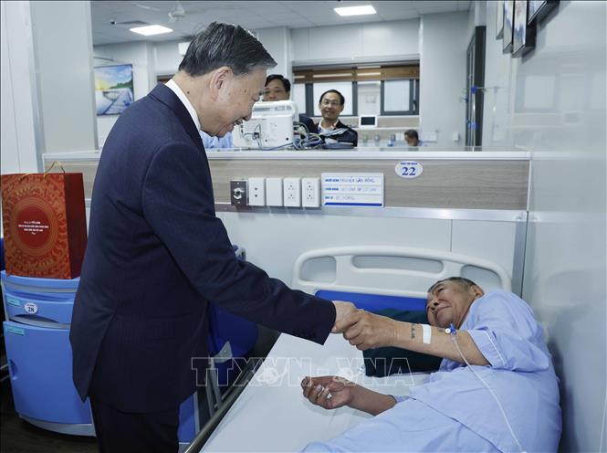 Tổng Bí thư Tô Lâm thăm hỏi và tặng quà cho các bệnh nhân đang điều trị tại Bệnh viện Đại học Y Hà Nội. Ảnh: Thống Nhất – TTXVN