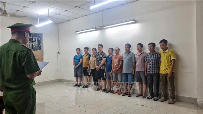 Lực lượng Công an đọc lệnh bắt nhóm đối tượng liên quan đến đường mua bán, tàng trữ trái phép vũ khí. Ảnh: TTXVN phát