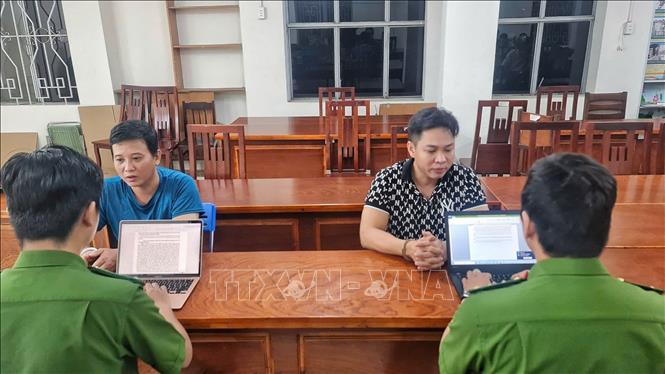 Công an lấy lời khai các đối tượng trong đường dây. Ảnh: TTXVN phát