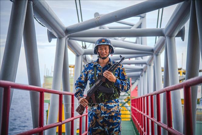 Đại úy quân nhân chuyên nghiệp Lê Quang Trung, Khẩu đội trưởng nhà giàn DK1/14 tuần tra trên nhà giàn. Ảnh: TTXVN phát 