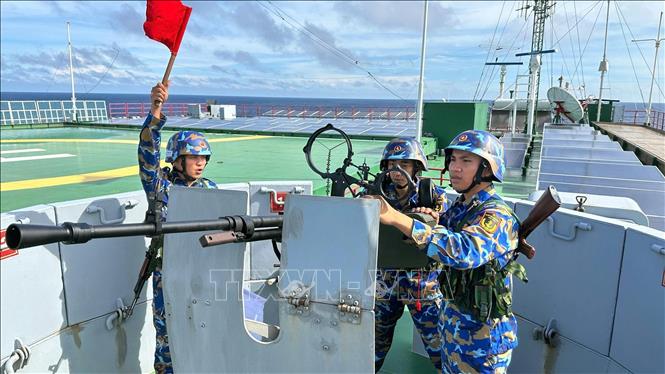 Huấn luyện sẵn sàng chiến đầu trên Nhà giàn DK1/10. Ảnh: TTXVN phát