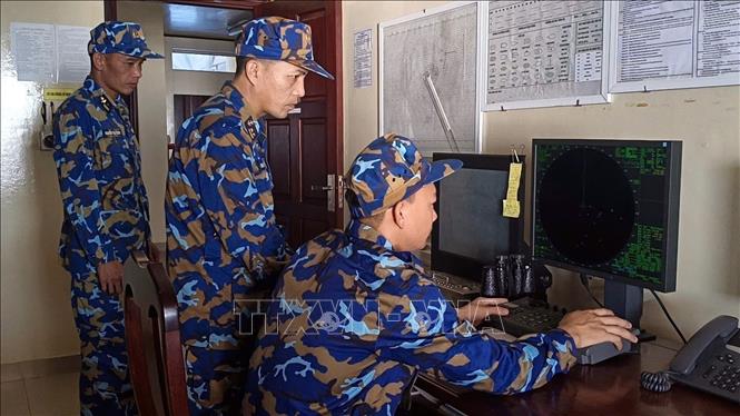 Cán bộ, chiến sĩ trao đổi nghiệp vụ trên Nhà giàn 1/17. Ảnh: TTXVN phát 