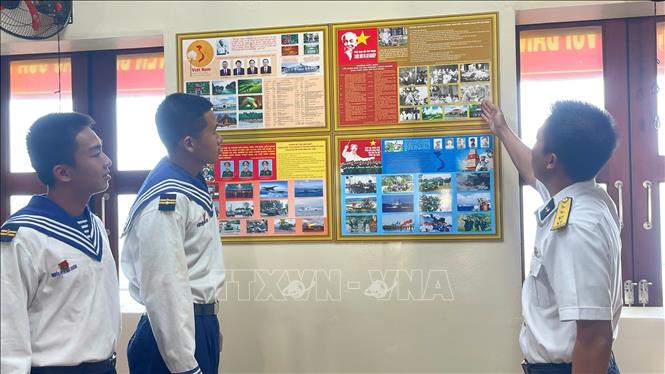 Trung sĩ Nguyễn Phạm Nhất Khương, chiến sĩ Nhà giàn DK1/10 trao đổi cùng các đồng đội về chặng đường vẻ vang của Đảng, của đơn vị. Ảnh: TTXVN phát 