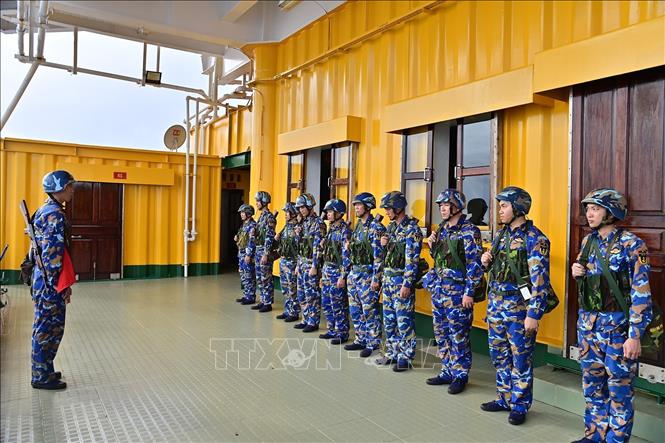 Quán triệt, phổ biến công tác huấn luyện trên Nhà giàn DK1/8. Ảnh: TTXVN phát 