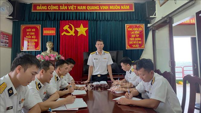 Buổi sinh hoạt chi bộ trên Nhà giàn DK1/16. Ảnh: TTXVN phát 