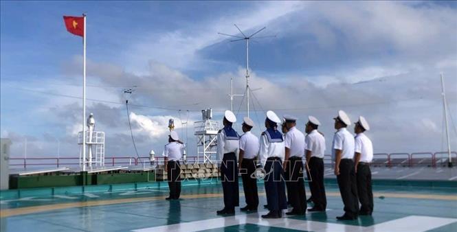 Lễ chào cờ tại Nhà giàn DK1/21. Ảnh: TTXVN phát